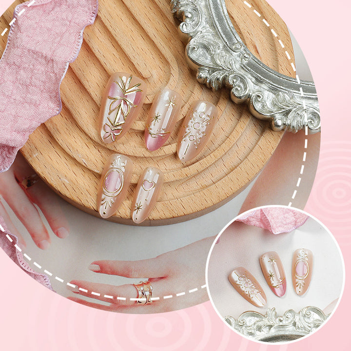 Dekoratives Press-On Nagelkunst-Set mit floralen und metallischen Akzenten