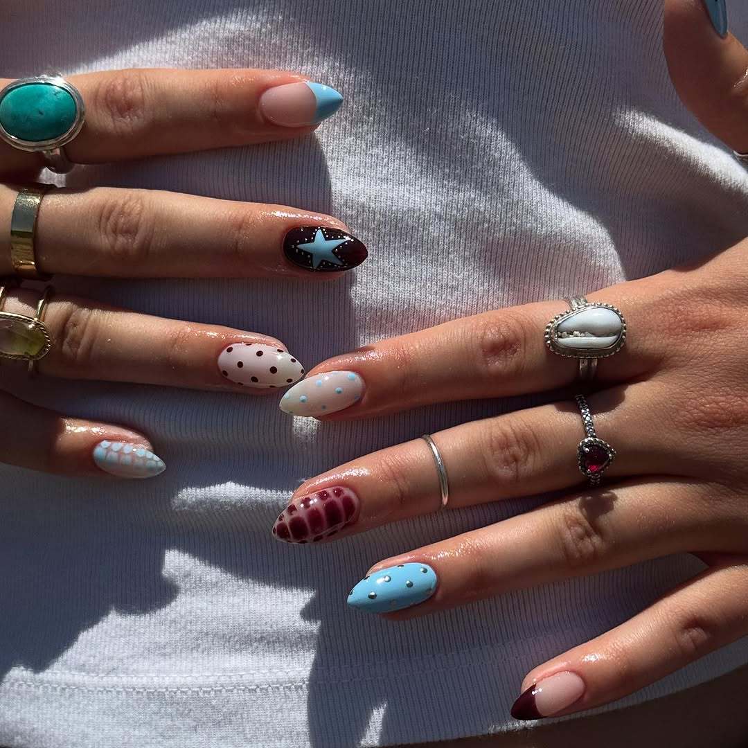 Kunstnagelset mit kreativen Mustern und verspielten Akzenten Karnz