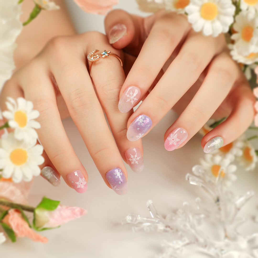 Kunstvolle Nagelverlängerungen mit Glitzer und Strassverzierungen Karnz