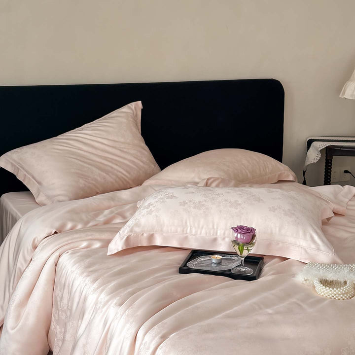 Edles Satin-Bettwäsche-Set mit eingewebtem Blumenrelief und Umschlagkante