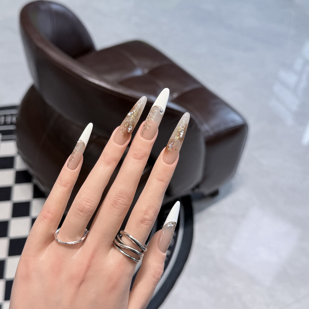 Elegantes Stiletto Press-On Nagelset mit floralem und glitzerndem Design Karnz