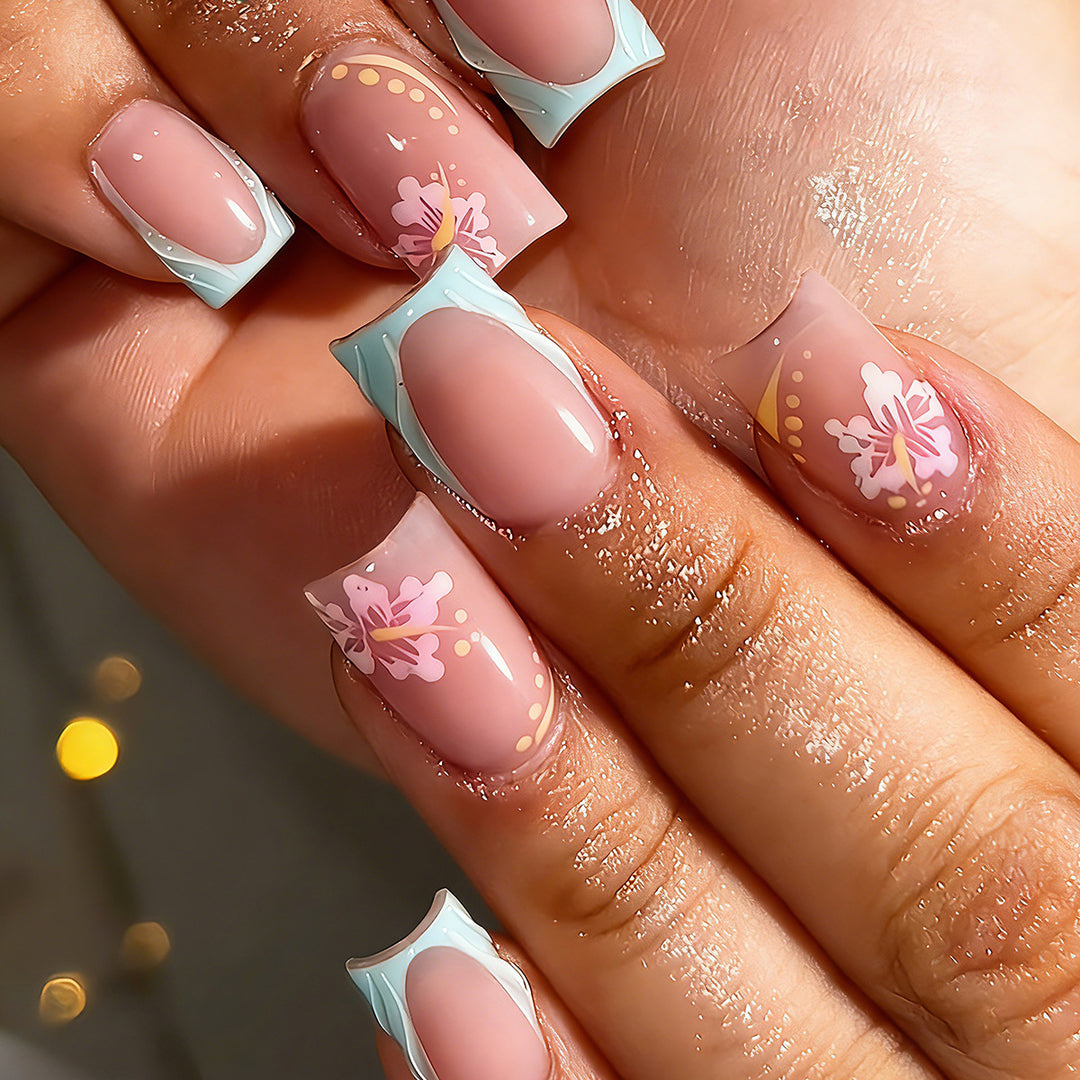 Kunstnägel mit floralem Design und Glitzerdetails Karnz