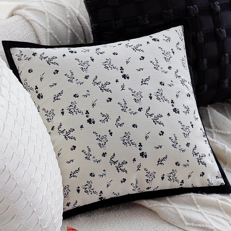 Dekoratives Wohnkissen mit feinem Jacquard-Baumdruck und Samtpaspel Karnz