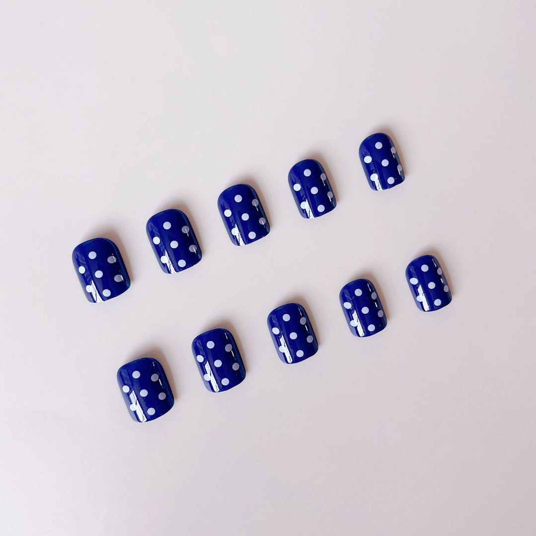 Kunstnagelset mit stilvollen Punkten Karnz