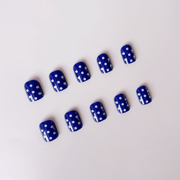 Kunstnagelset mit stilvollen Punkten Karnz