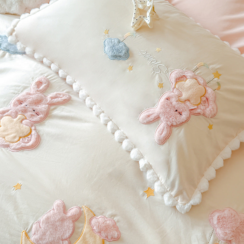 Bestickte Cloud und Bunny Baumwoll Bettbezugset mit Pom-Pom-Bordüre und Kissenbezügen