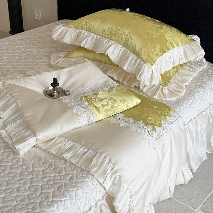 Elegante Schlafzimmergarnitur: Jacquard‑Satin‑Tagesdecke mit Ziervolant und Spitzenblende