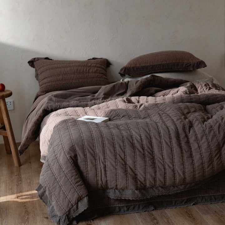 Steppbett-Set mit zarter Spitzenkante, Bettrock und Kissenbezügen