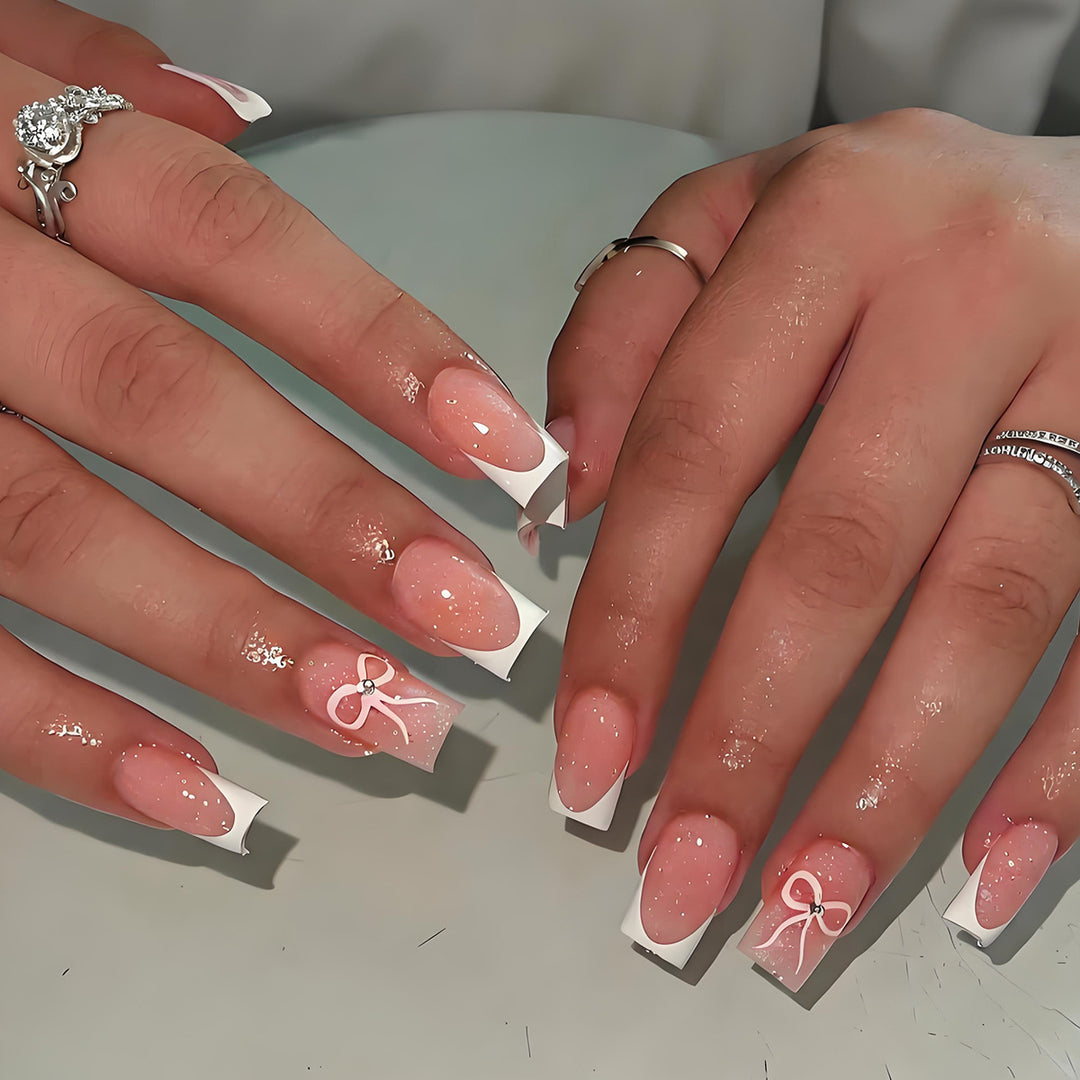 Kunstnagelset mit eleganten Spitzen und zarten Schleifenmotiven Karnz