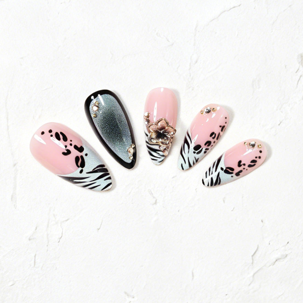 Dekorative Stiletto Nagelkunst Tipps mit floralen Akzenten Karnz