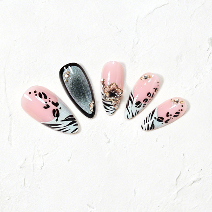Dekorative Stiletto Nagelkunst Tipps mit floralen Akzenten Karnz