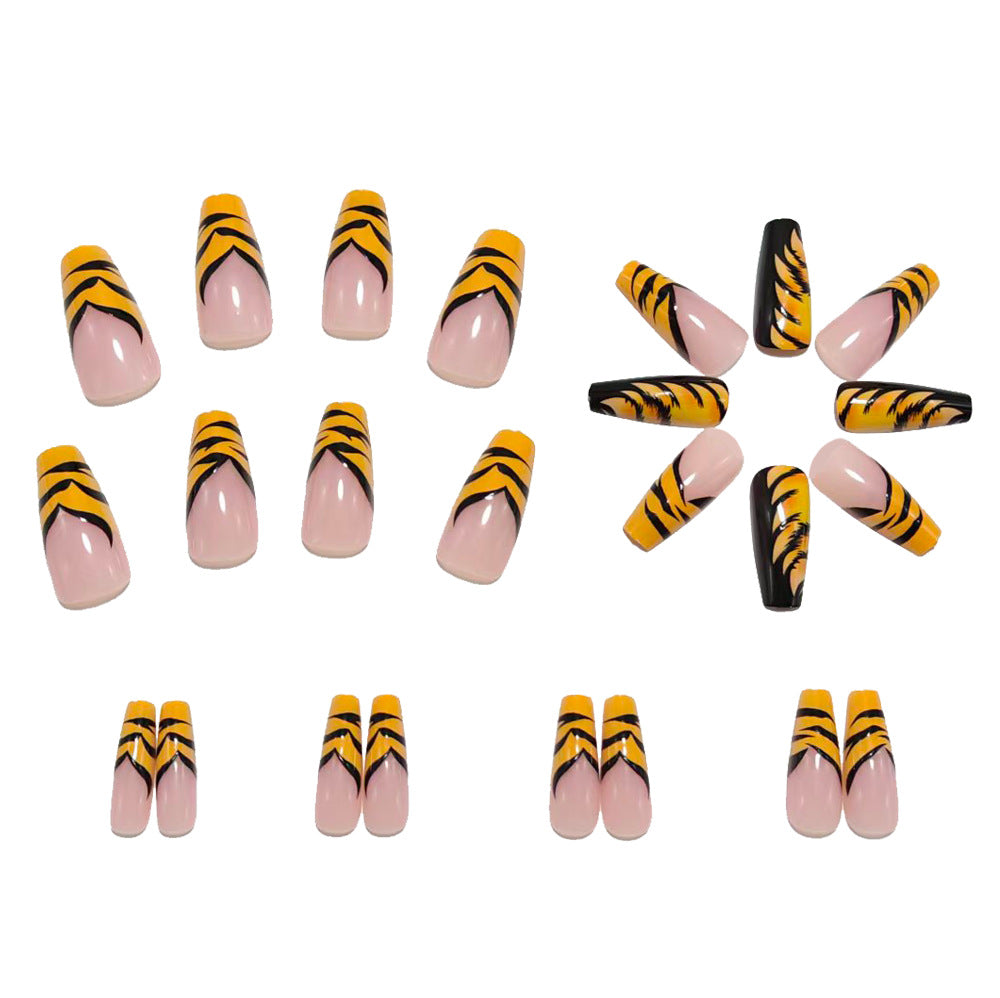 Kunstnagel mit Tiger Design Karnz