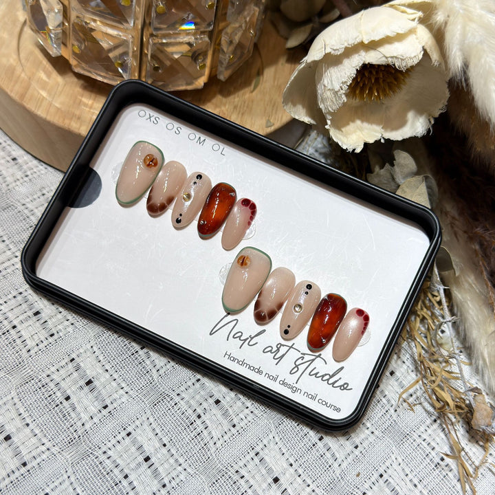 Handgemachtes Press-On Nail Art Set Karnz