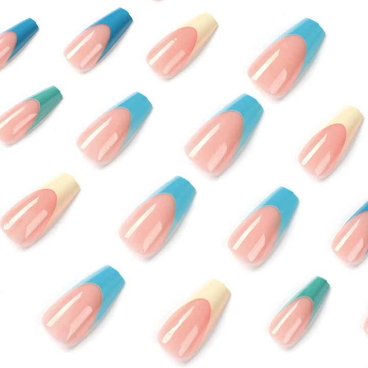 Kunstvolle Nagelverlängerungen mit präzisem Farbverlauf und eleganten Akzenten Karnz