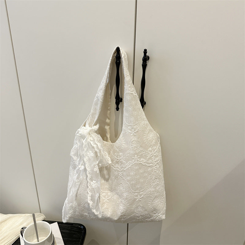Elegante Schultertasche mit Spitzenbesatz Karnz