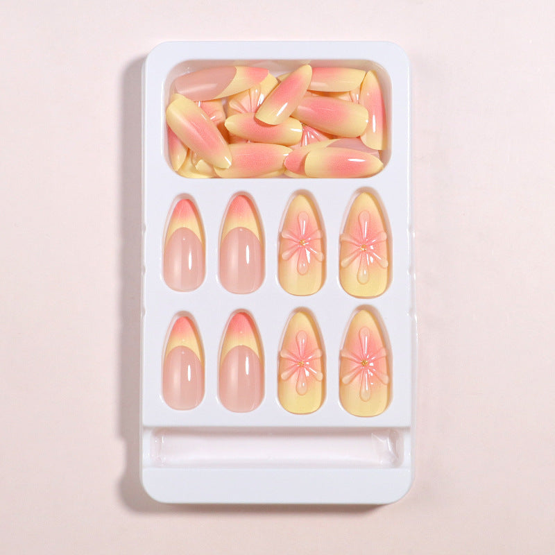 Künstlerisches Press-On Nagelset mit floralen Akzenten Karnz