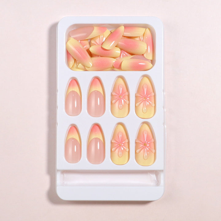 Künstlerisches Press-On Nagelset mit floralen Akzenten Karnz