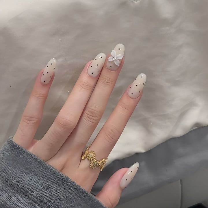 Künstliche Nagelspitzen mit Blumigen und Gepunkteten Akzenten Karnz