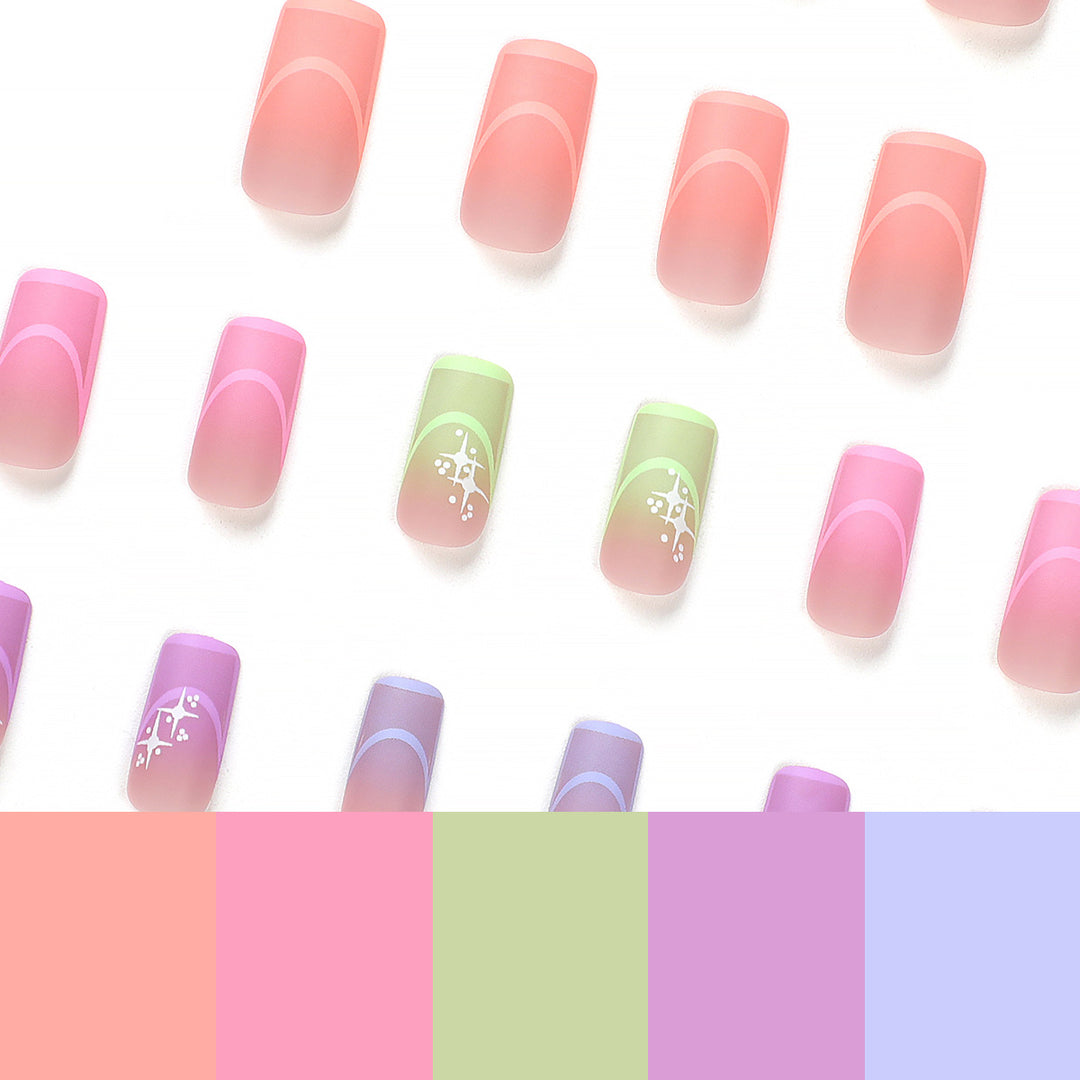 Kunstvolle Nagelverlängerungen im modernen Design mit geometrischen Verzierungen Karnz