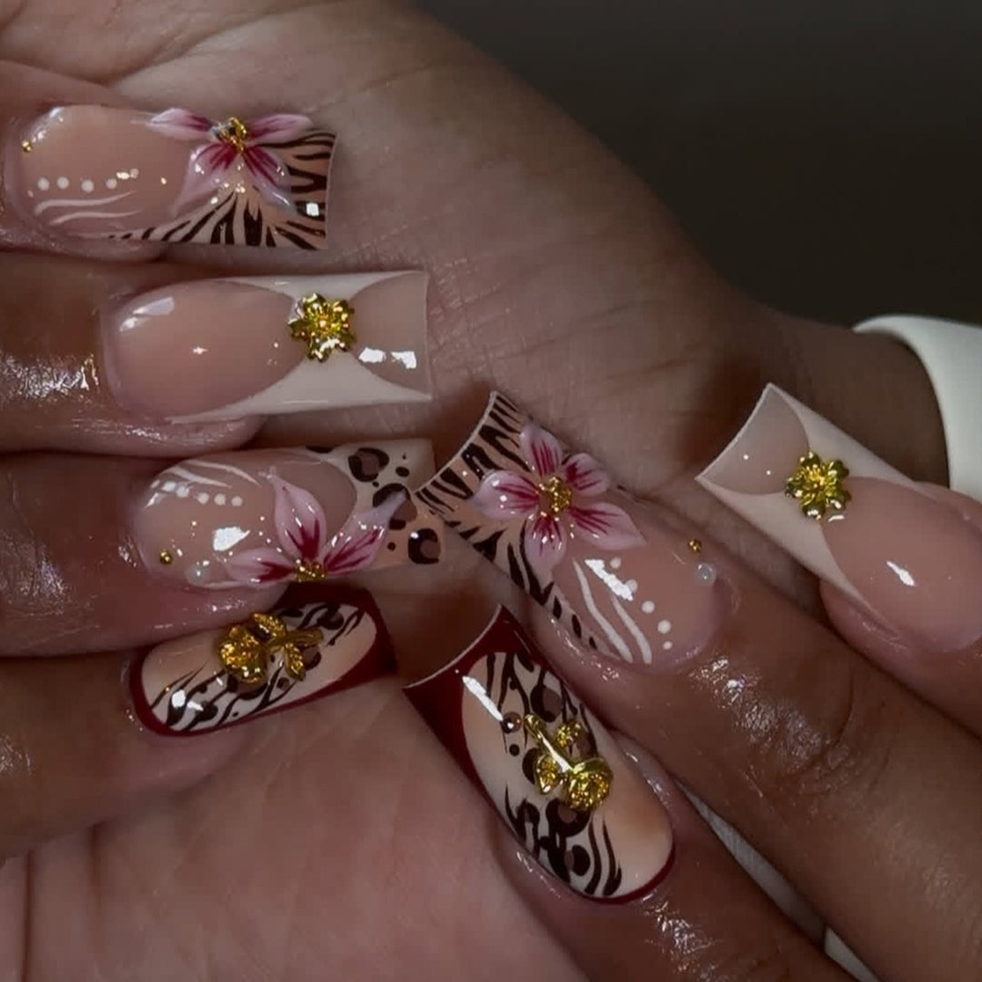 Stylische Blumen- und Tiermotiv-Nagelkunstverlängerungen Karnz