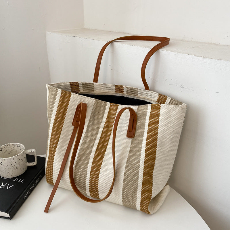 Stylische gestreifte Tragetasche