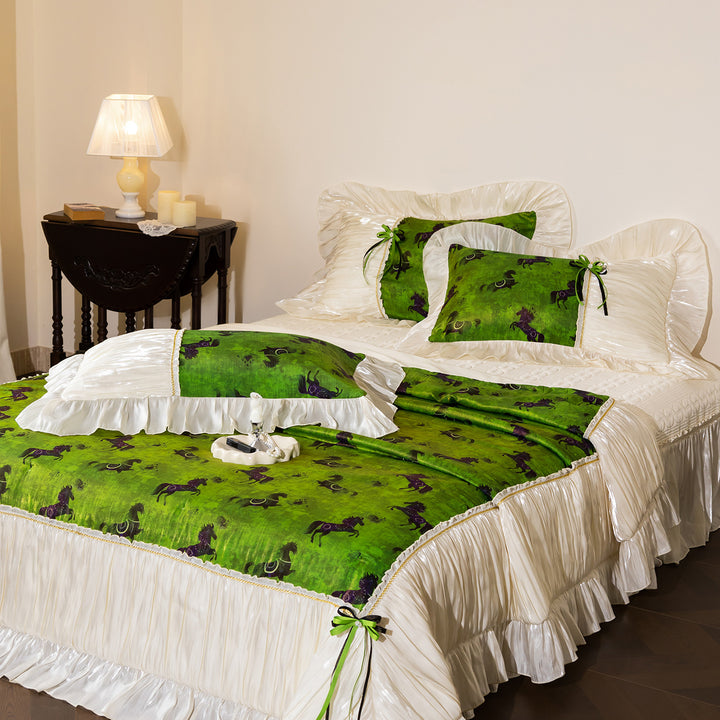Luxuriöse Rüschensatin-Bettüberwurf- und Pferdemuster-Steppbett-Set
