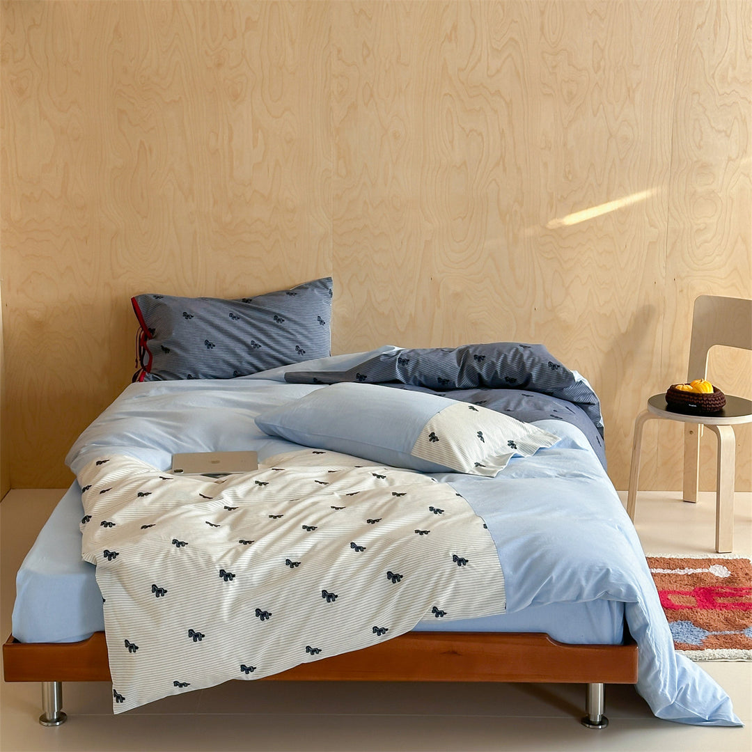Bettwäsche-Garnitur aus Baumwollsatin mit gestickten Pferde-Applikationen und Patchwork-Streifen