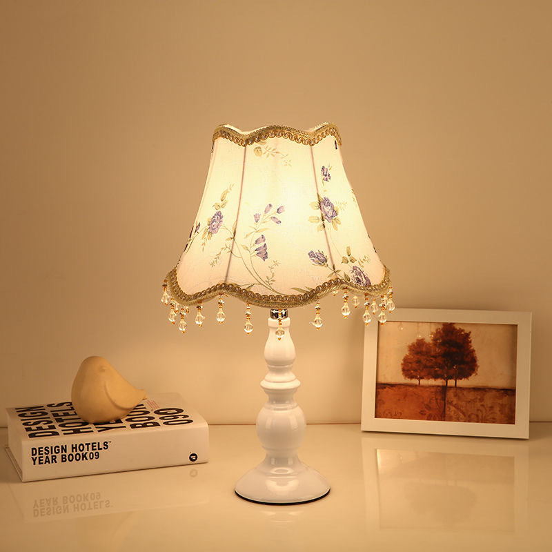 Zeitgenössische Nachttischlampe