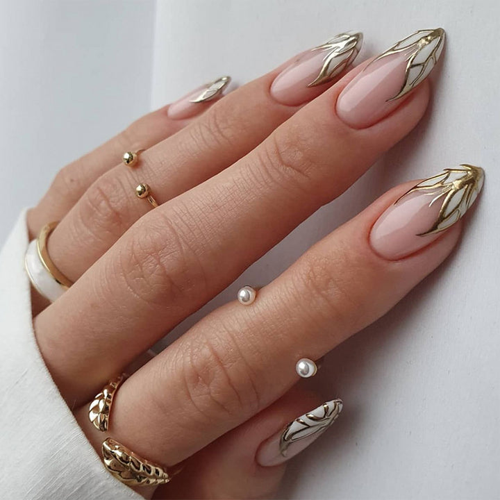 Exquisite Nagelkunst mit Blattverzierungen Karnz