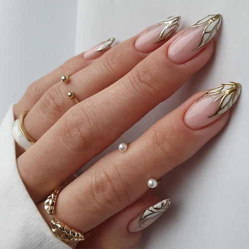 Exquisite Nagelkunst mit Blattverzierungen Karnz