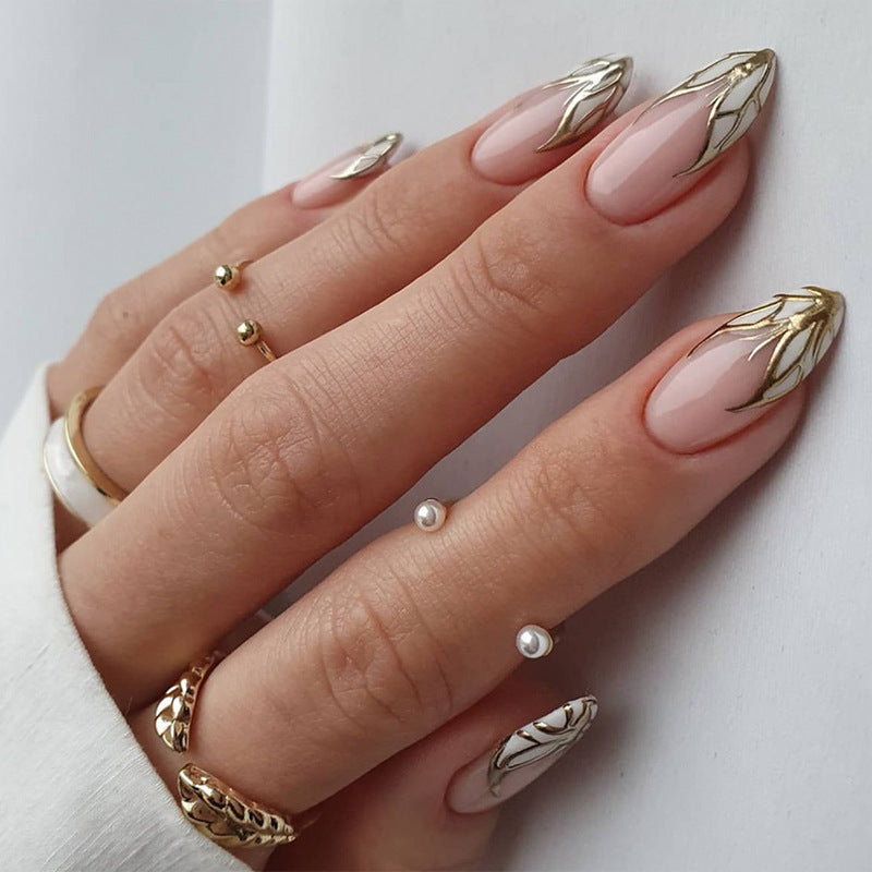Kunstvolle Stiletto-Nägel mit herzförmigen Akzenten Karnz