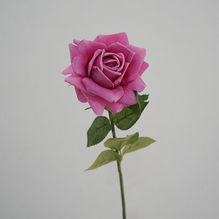 Lebensechter künstlicher Rosenstiel mit grünem Laub