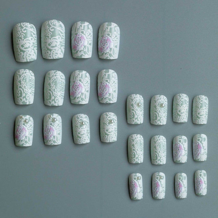 Aufwendige Blumen-Spitzen-Nagelkunst