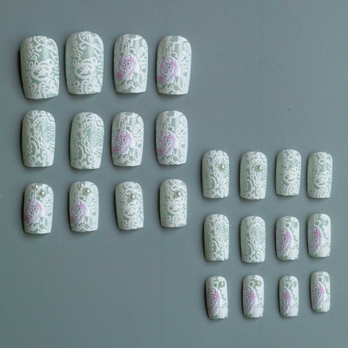 Aufwendige Blumen-Spitzen-Nagelkunst