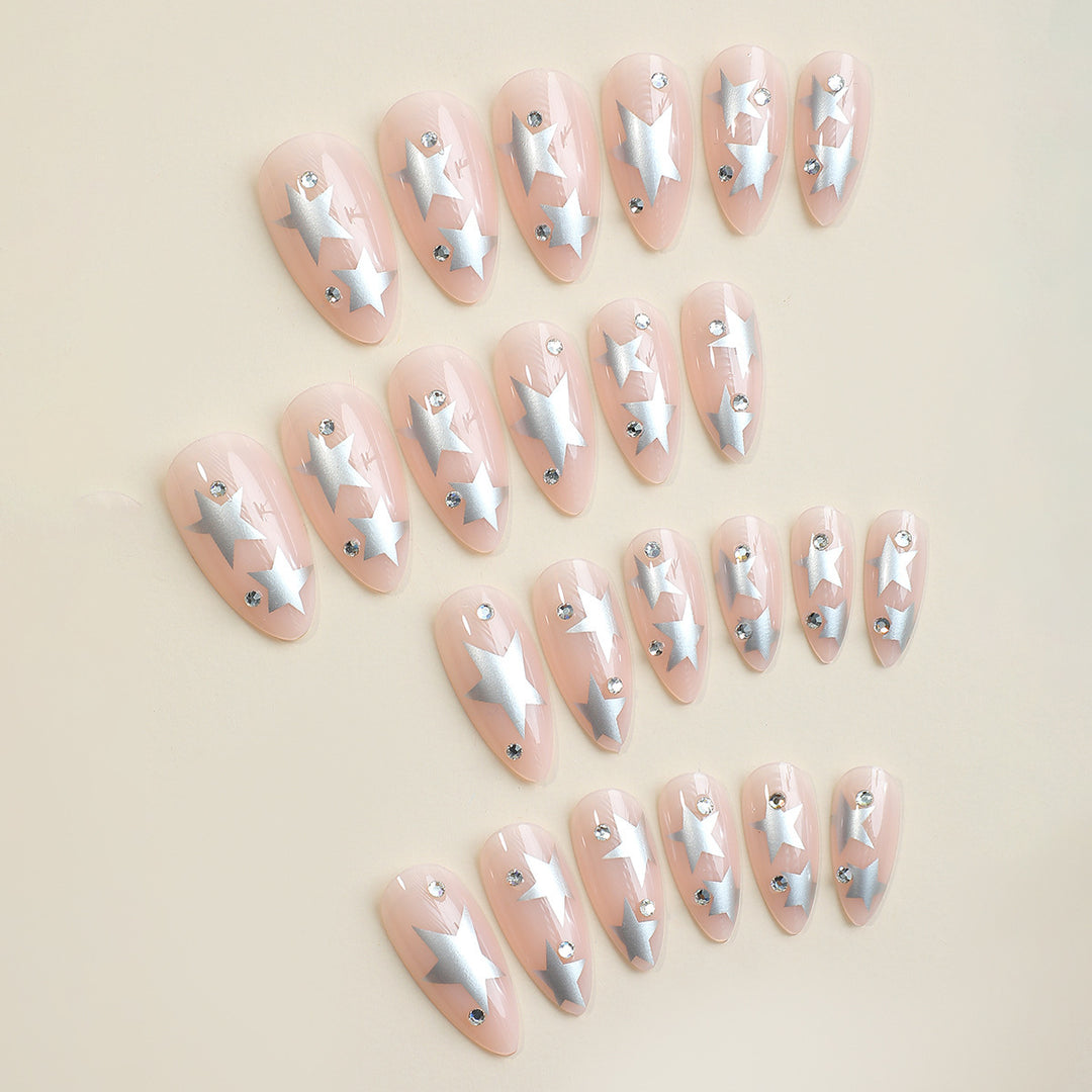 Kunstnagelset mit glamourösen Sternen-Akzenten Karnz
