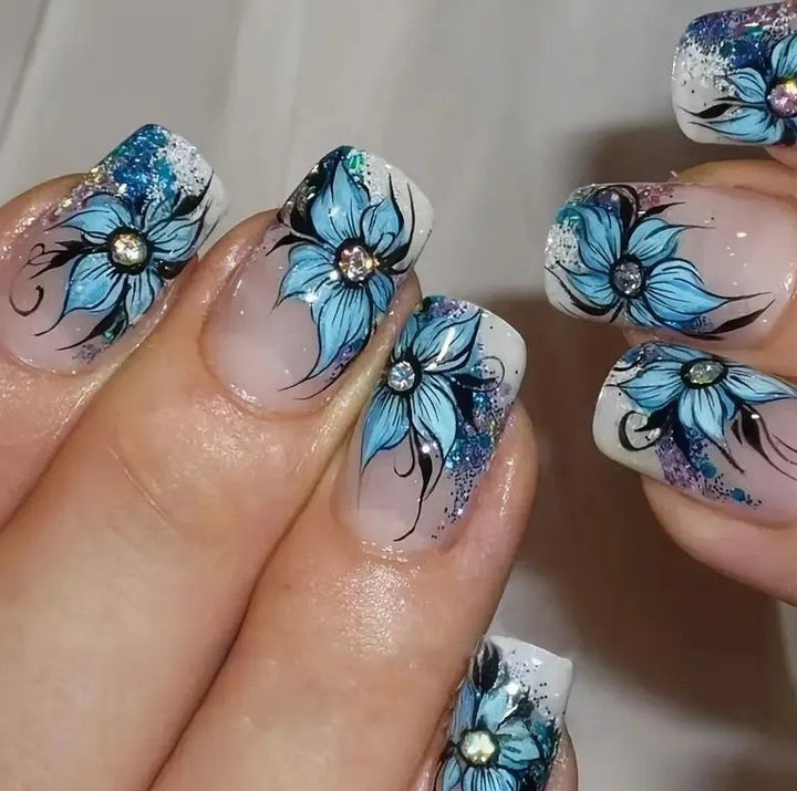 Kunstnägel mit floralen Details Karnz