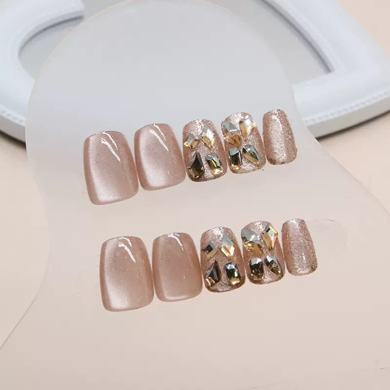 Glitter Nagelset mit luxuriösen Steinverzierungen Karnz