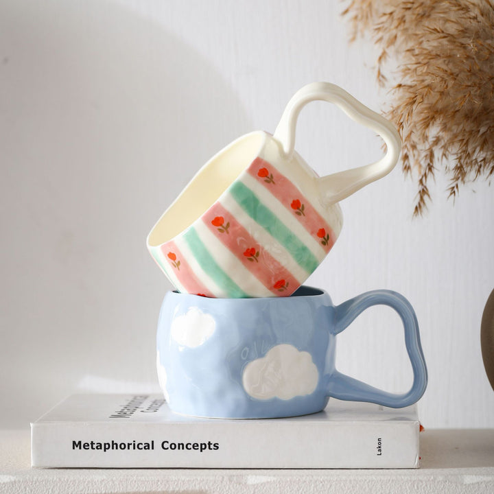 Keramikbecher mit handbemalten Streifen- und Blumen-Design