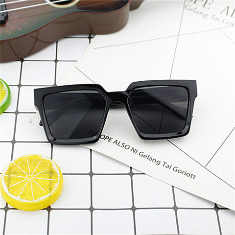 Damen Oversized-Sonnenbrille im modischen Eckdesign Karnz