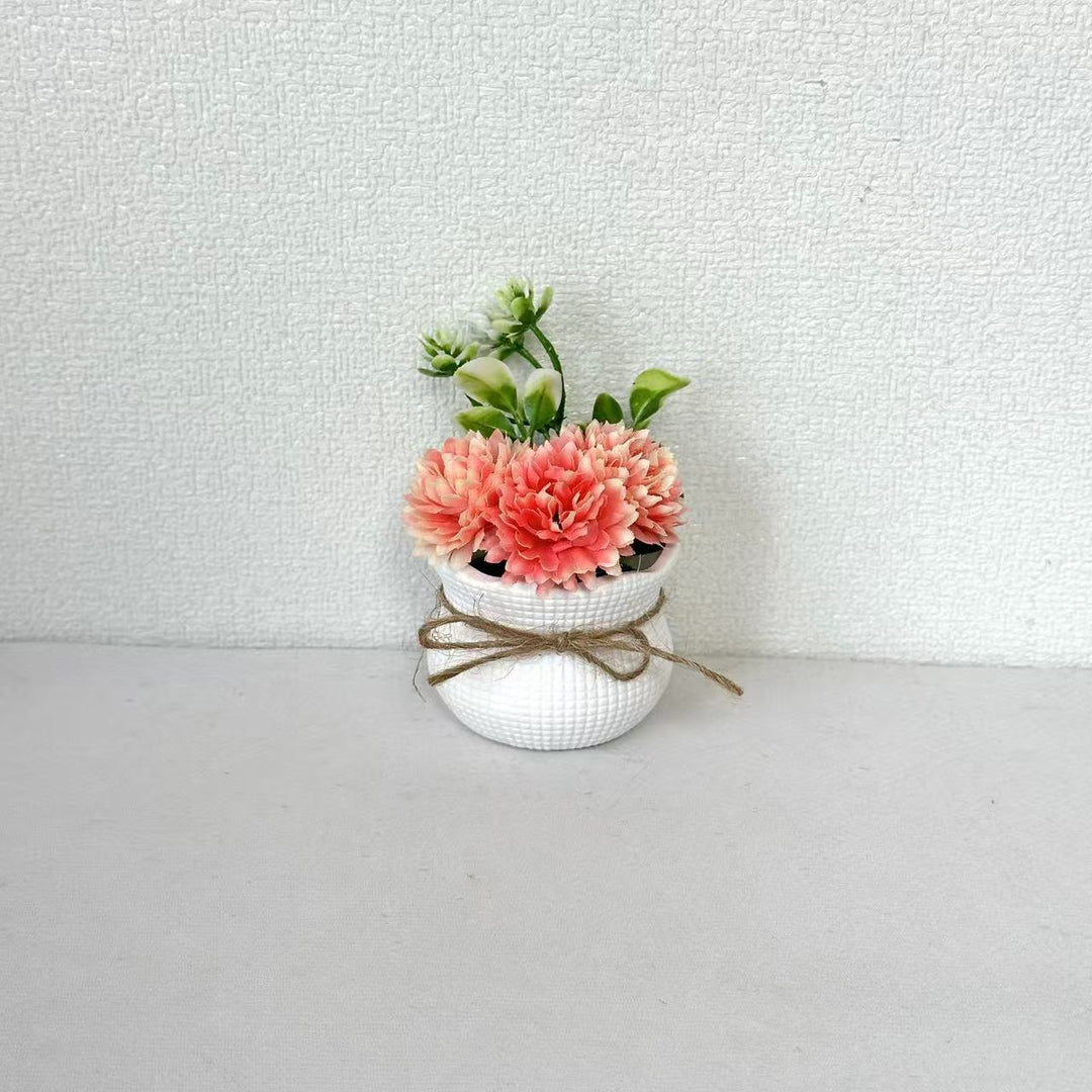 Dekorative Mini-Blumenarrangement im Topf