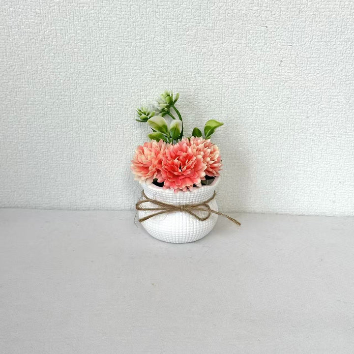 Dekorative Mini-Blumenarrangement im Topf
