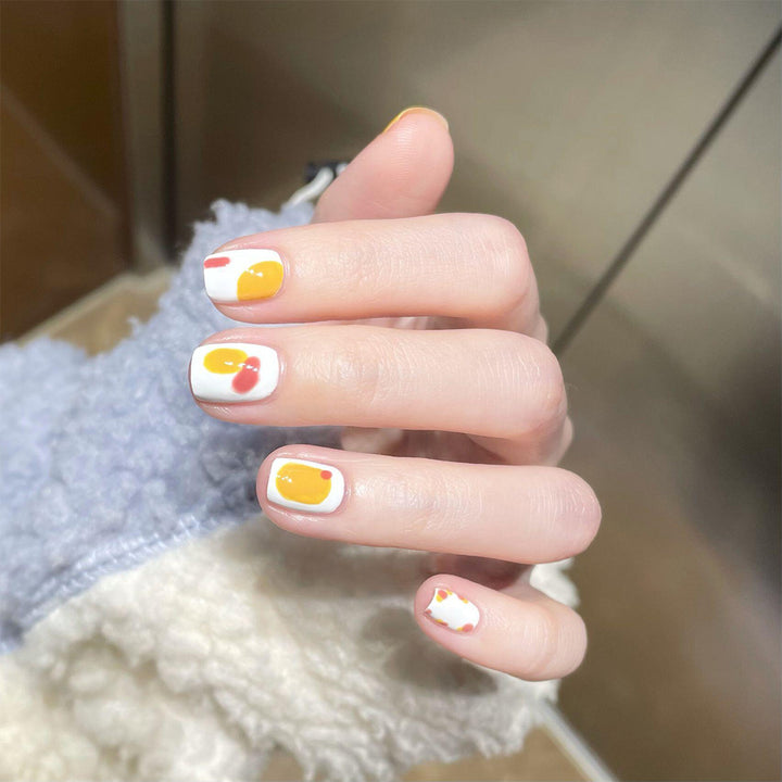 Kunstvolle Nagelkunst mit bunten Akzenten Karnz