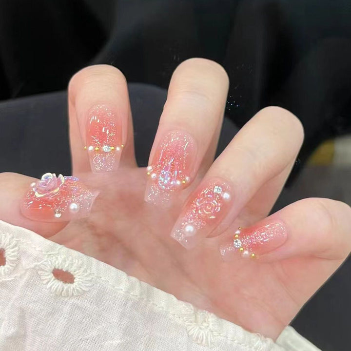 Glamouröse Nagelkunst mit Perlen und Glitzer Karnz