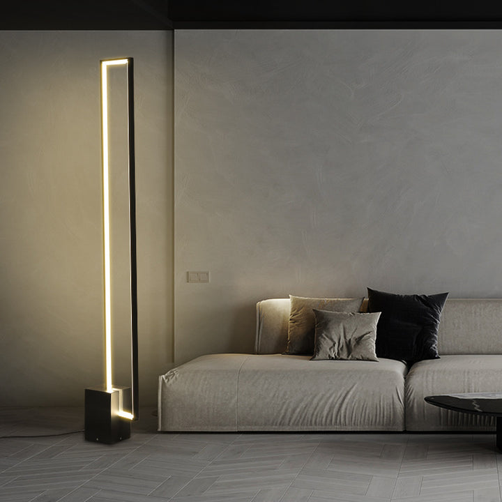 Minimalistische LED Stehlampe mit geometrischem Sockel