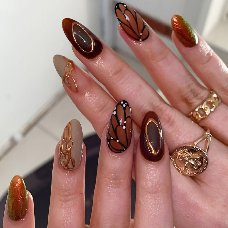 Kreatives Nageldesign mit kunstvollen Verzierungen Karnz