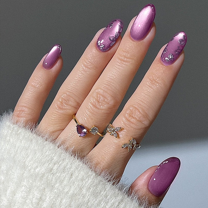 Elegantes Kunstnagelset mit schimmernden Akzenten und dekorativen Designs Karnz