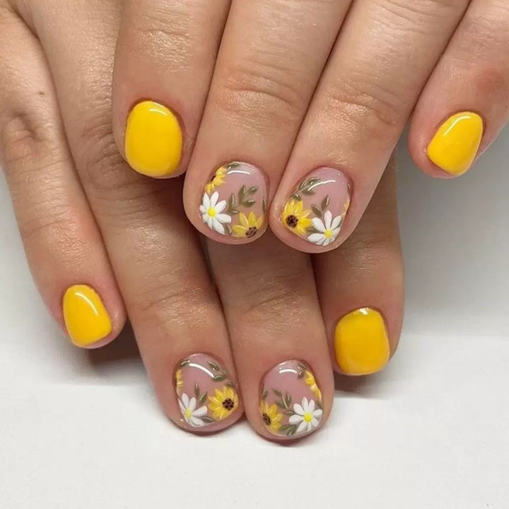 Kreatives Nageldesign-Set mit floralen Akzenten Karnz