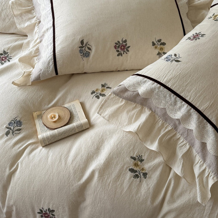 Vintage-inspirierte bestickte Baumwoll-Leinen-Decke mit Rüschen-Kissenbezügen