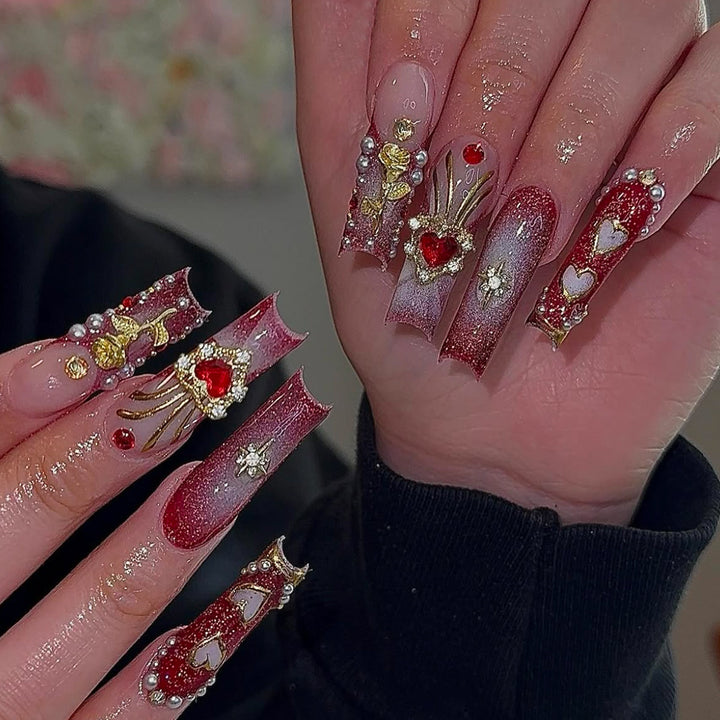 Exquisite Kunstnägel mit Glamourösen Verzierungen Karnz