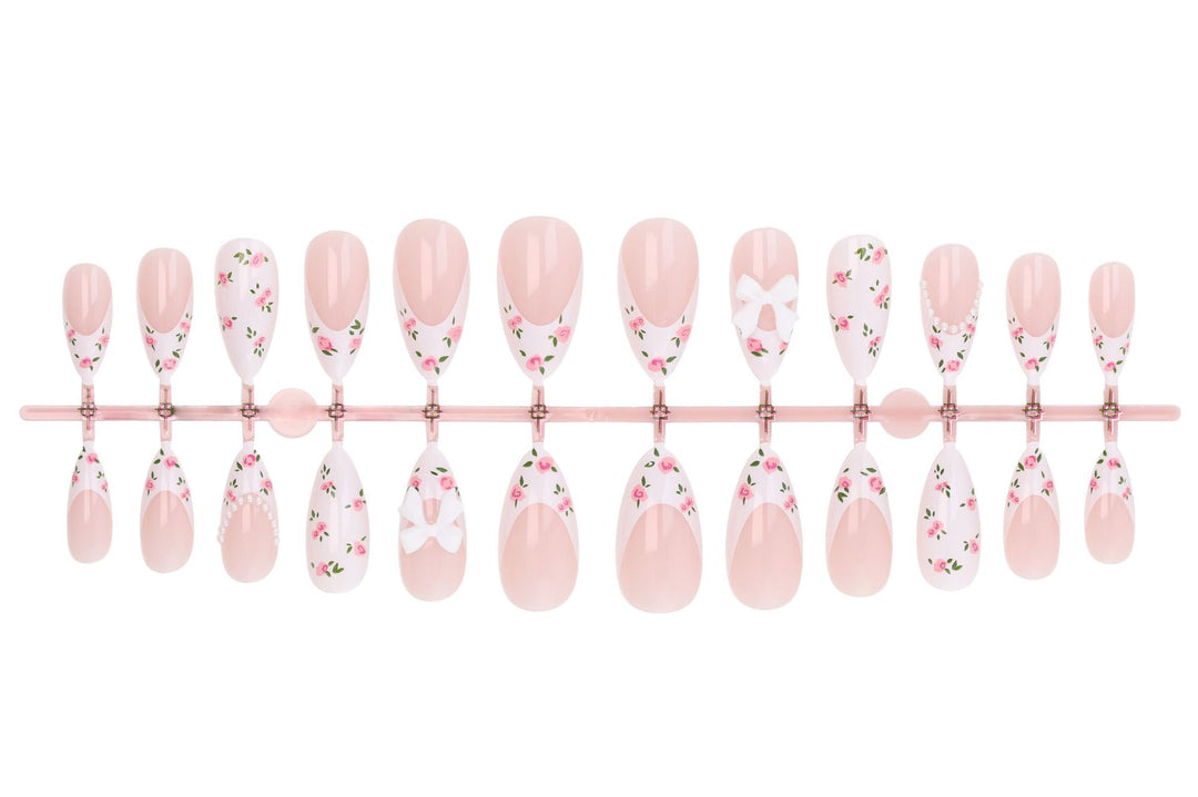 Kunstnagelset mit romantischen Blumenmotiven und eleganten Details Karnz